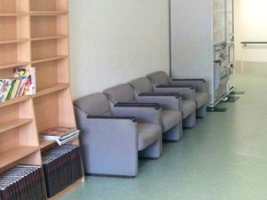 椅子と本棚のある場所