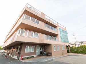 明るい建物の外観