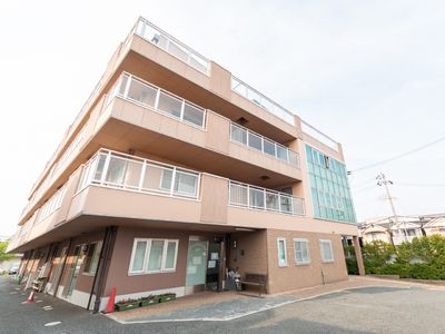 明るい建物の外観