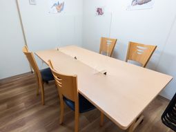 シンプルな木製テーブルセット