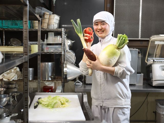 明るいキッチンのスタッフキッチン キッチン 明るく清潔なキッチンで、笑顔が輝くスタッフを募集中。食の支え手としてご高齢者の笑顔を作りませんか。