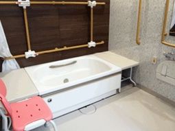 バリアフリー設計の浴室