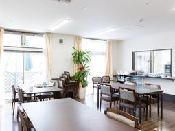 明るい食堂の様子