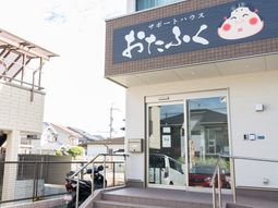 明るいエントランスの建物