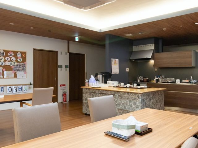 共有スペースの様子 共有スペース ゆったりとしたダイニングルームでは、コミュニケーションを取りながら食事が楽しめます。モダンなキッチンも完備し、いつでも温かいお飲み物を提供できる環境です。