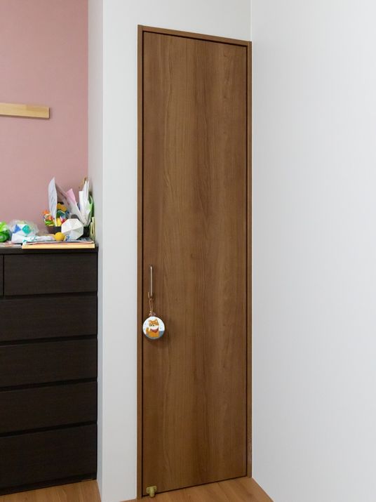 木製ドアとキャラクター飾り