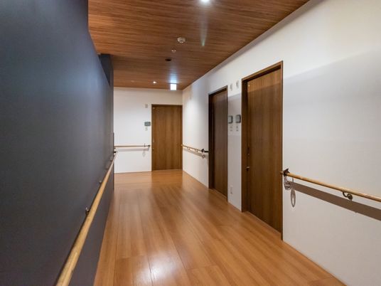 廊下の手すりとドア