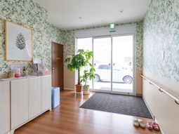 落ち着いた雰囲気のエントランス