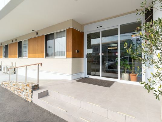 明るい入口外観