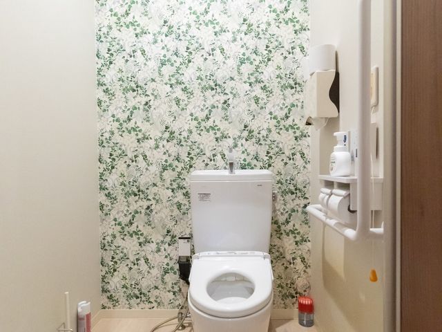 清潔なトイレスペース トイレ 床材にこだわり、清掃がしやすく衛生的なトイレです。安全バーも設置され快適にご利用いただけます。