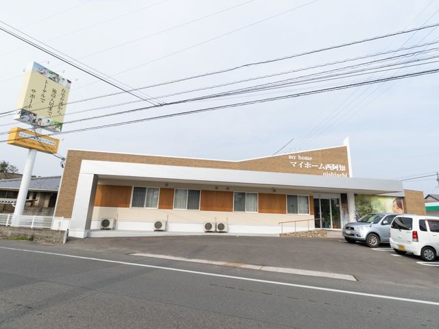 外観のモダンな建物 外観 洗練されたデザインの建物正面が印象的です。清潔感あふれる外観は訪れる人々を温かく迎えます。