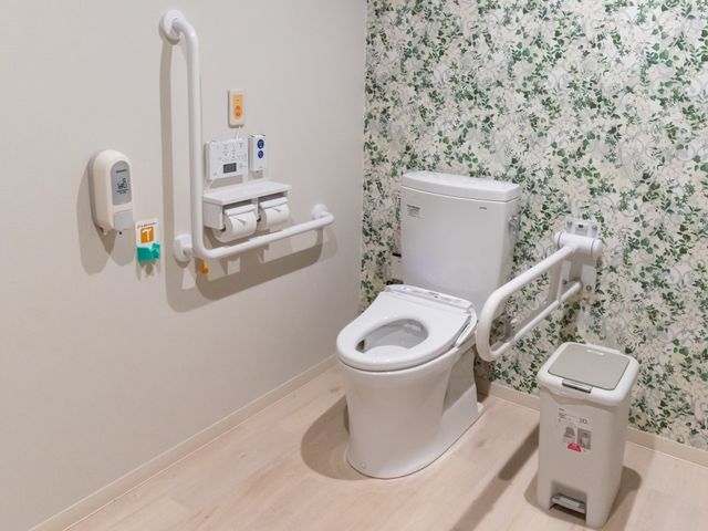 バリアフリー対応のトイレ トイレ 手すり付きで安全性に配慮した清潔なトイレです。安心してご利用いただける環境が整っています。