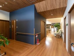 温もりある廊下の風景