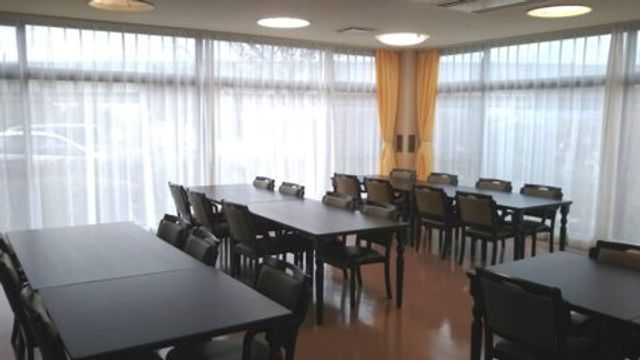 広々としたダイニングルーム ダイニングルーム 広いダイニングルームで、自然光がたっぷりと差し込みます。快適な環境で食事を楽しめます。