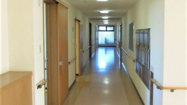 長い廊下 廊下 明るく広々とした廊下は、移動に安心感があります。握りやすい手すりが付いています。