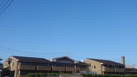 青空の下の建物外観