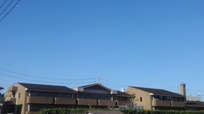 青空の下の建物外観