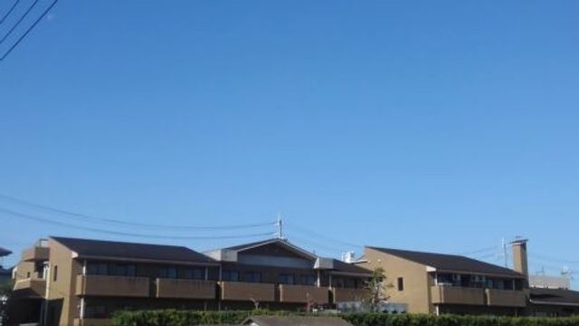 青空の下の建物外観 外観 青空の下に立つ施設の外観です。働く環境として爽やかな印象を受けます。