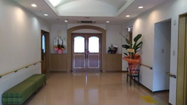 明るい廊下 廊下 自然光が差し込む明るい廊下です。手すりが設置されており、安全に移動できます。