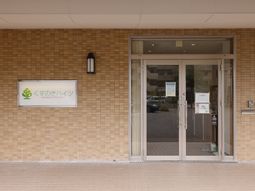 清潔感あるエントランス外観