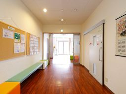 廊下の明るい景観