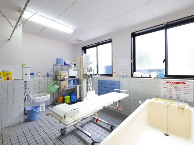 清潔な浴室設備 浴室 利用者の安全と快適さを考えた機能的な浴室です。手すりや介護用ベッドで安心してご利用いただけます。