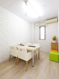 明るく清潔な食事スペース