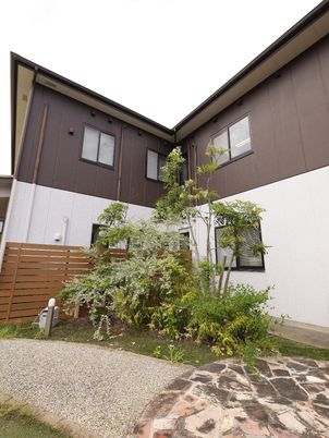 緑に囲まれた建物の外観