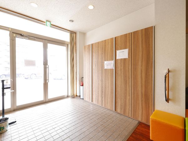 明るいエントランス風景