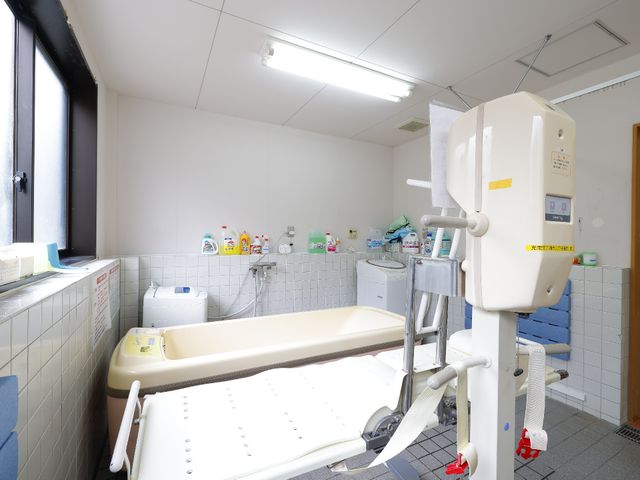 清潔な浴室設備 浴室 リフト付きで安全に配慮された浴室です。毎日の清掃で快適な使用が可能です。