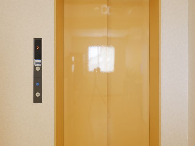 居室の壁に取り付け棚 エレベーター シンプルで機能的な棚が備わっており、個々の居室での利用者様の快適な生活をサポートしています。