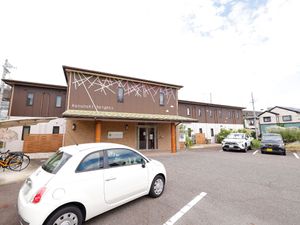 外観の建物と駐車場