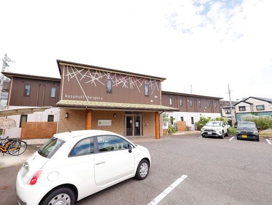 外観の建物と駐車場
