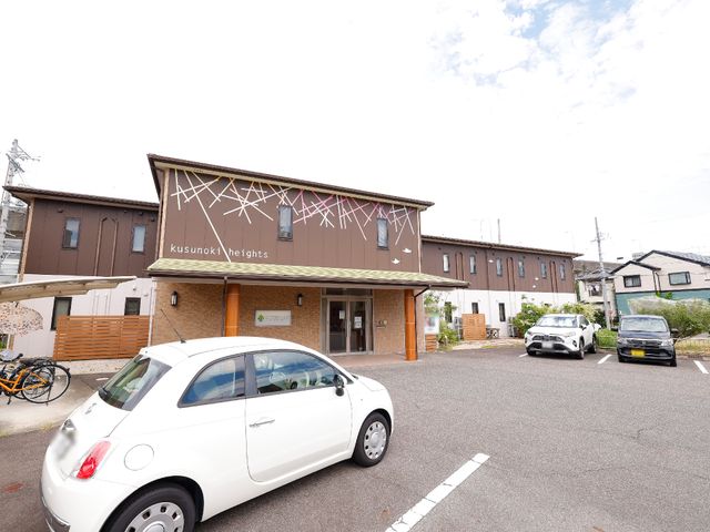 外観の建物と駐車場 外観 ゆとりある駐車スペースを備えた落ち着いた雰囲気の建物です。働く方々にとって通勤のしやすさも考慮されています。
