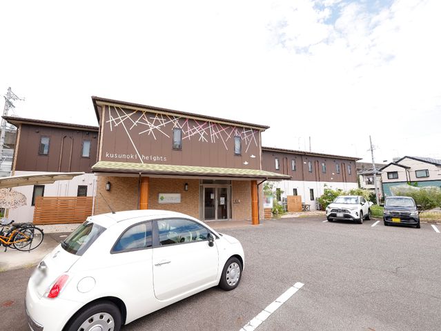 外観の建物と駐車場