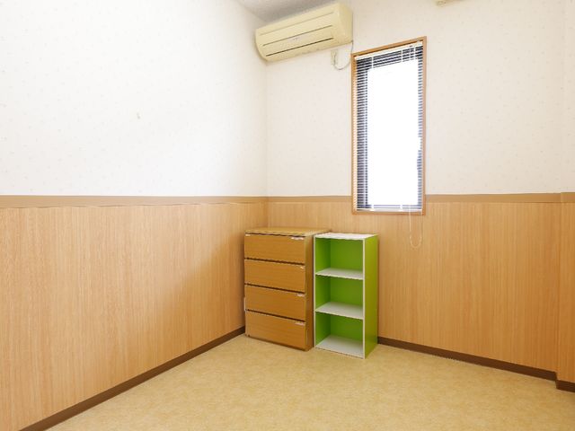 清潔感のある居室角 居室 窓から自然光が差し込む温もり溢れる居室です。快適な毎日を支えるシンプルで機能的な空間をご覧ください。