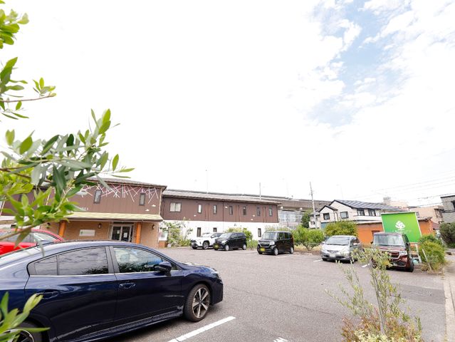 広々とした駐車場