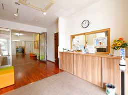 明るい受付と待合スペース