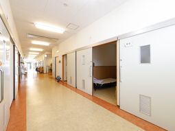 清潔な廊下と開いた居室