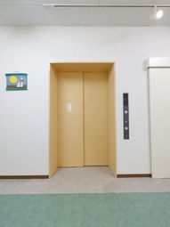 壁に掛けられた絵とエレベーター