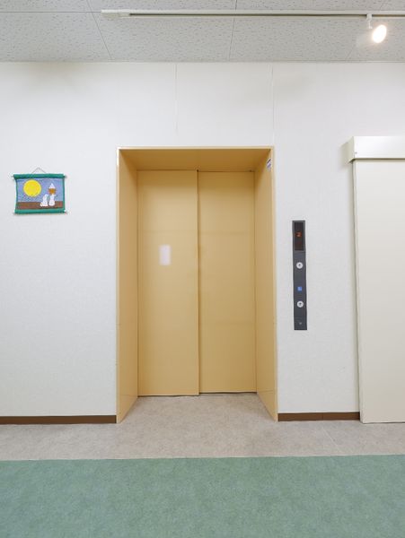 壁に掛けられた絵とエレベーター