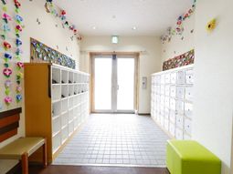 エントランスの明るい廊下