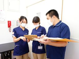 スタッフが資料を確認