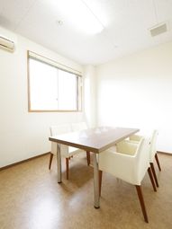 明るい空間のダイニングテーブル