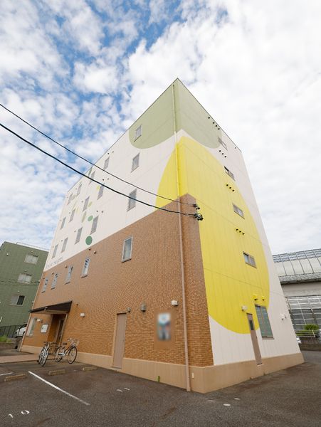 カラフルな外壁の建物