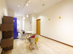 カラフルチェアの応接スペース