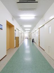 明るい廊下の風景