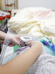 血圧測定をする手