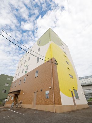 カラフルな外観の建物