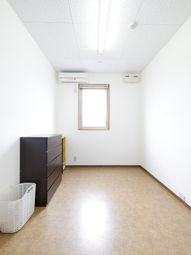 清潔な壁と床の居室